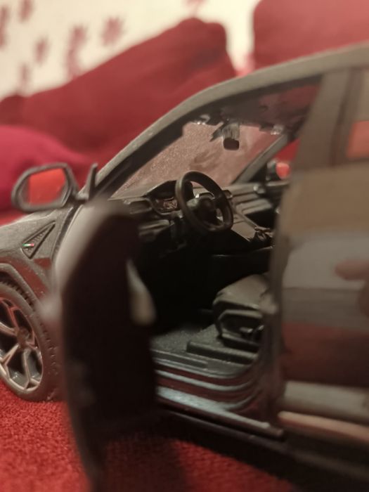 Vând macheta 1 24 Lamborghini Urus
