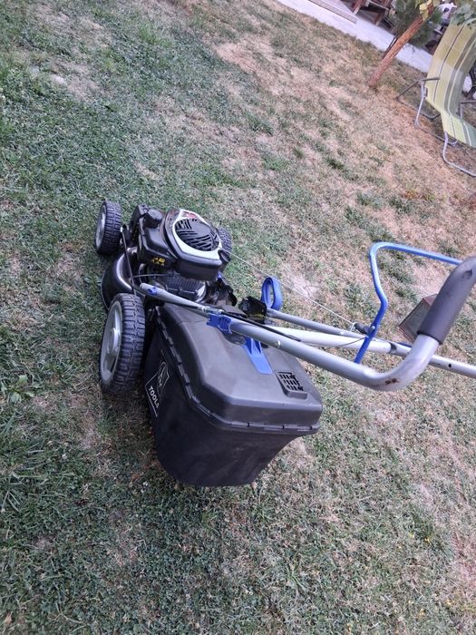 Vând mașină de tuns gazon pe benzină Lux Tools .