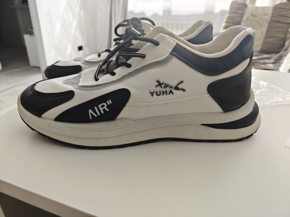 Кроссовки абсолютно новые