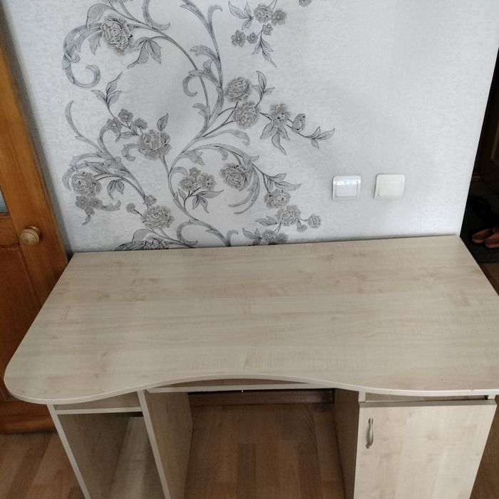 Компьтерныы стол из дерева