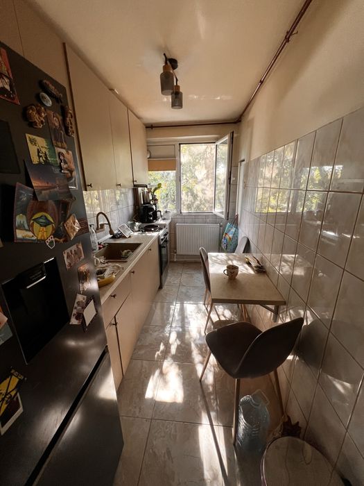 Proprietar Vand Apartament 2 camere 47 mp semidecomandat ,centrala Eroii revolutiei metrou la 100m.