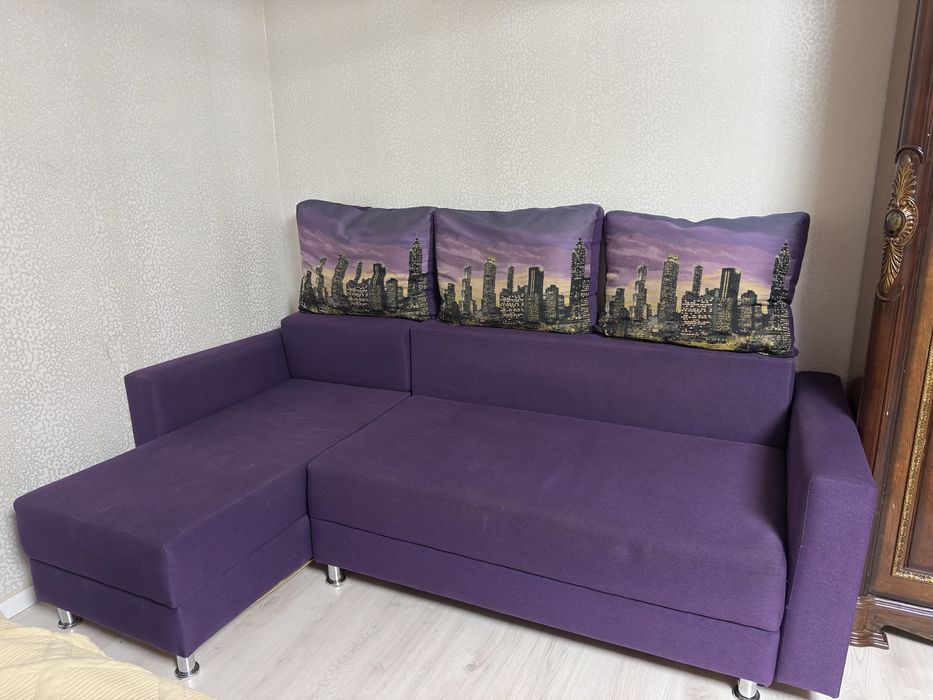 Угловой диван тримя пудушками