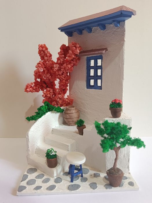 Uy ko'rinishidagi qalamdon.