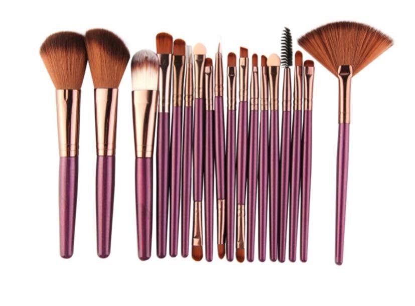Комплект от 18 професионални четки за грим