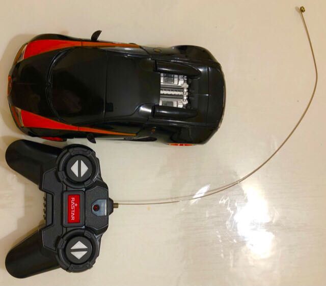 Машинка на пульте управление.