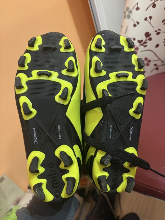 Детски футболни обувки