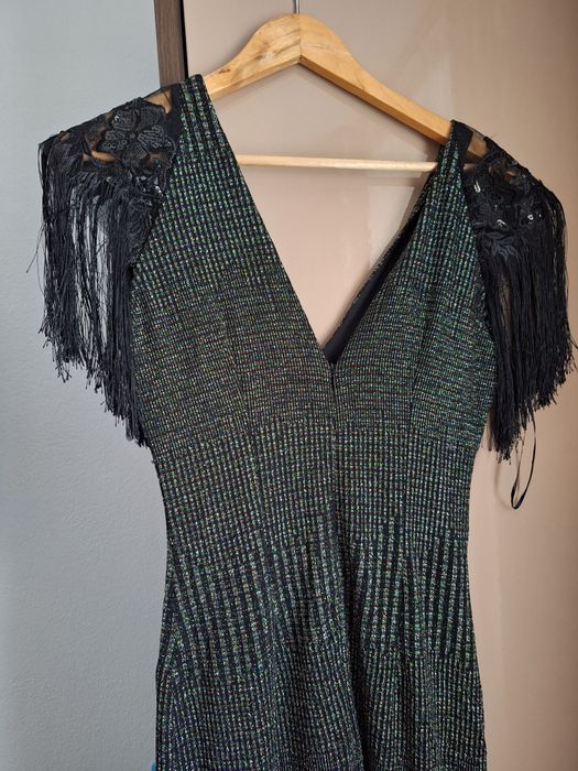 Rochie de seara cu paiete la umeri și franjuri