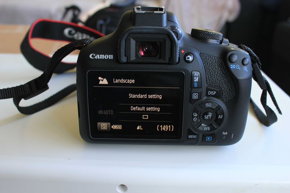 Canon EOS 2000D + обектив Canon EF-S 18-55mm f/3.5-5.6 IS-Фотоапарат