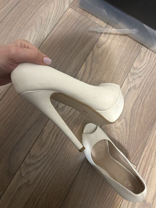 Бели отворени обувки на ток