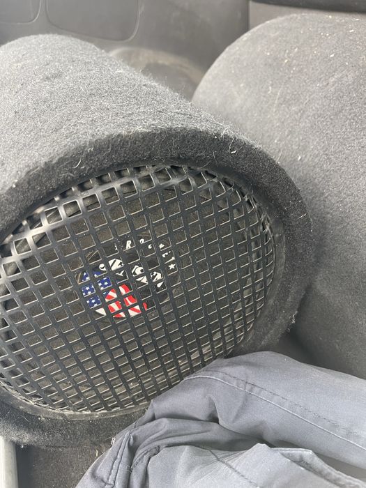 Subwoofer auto si statie