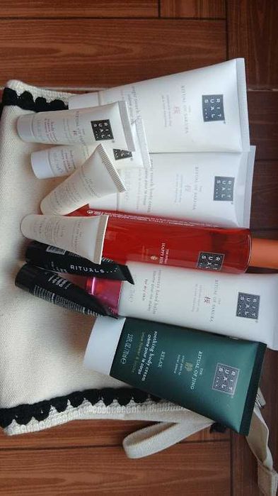 Set Rituals si geanta cosmetica