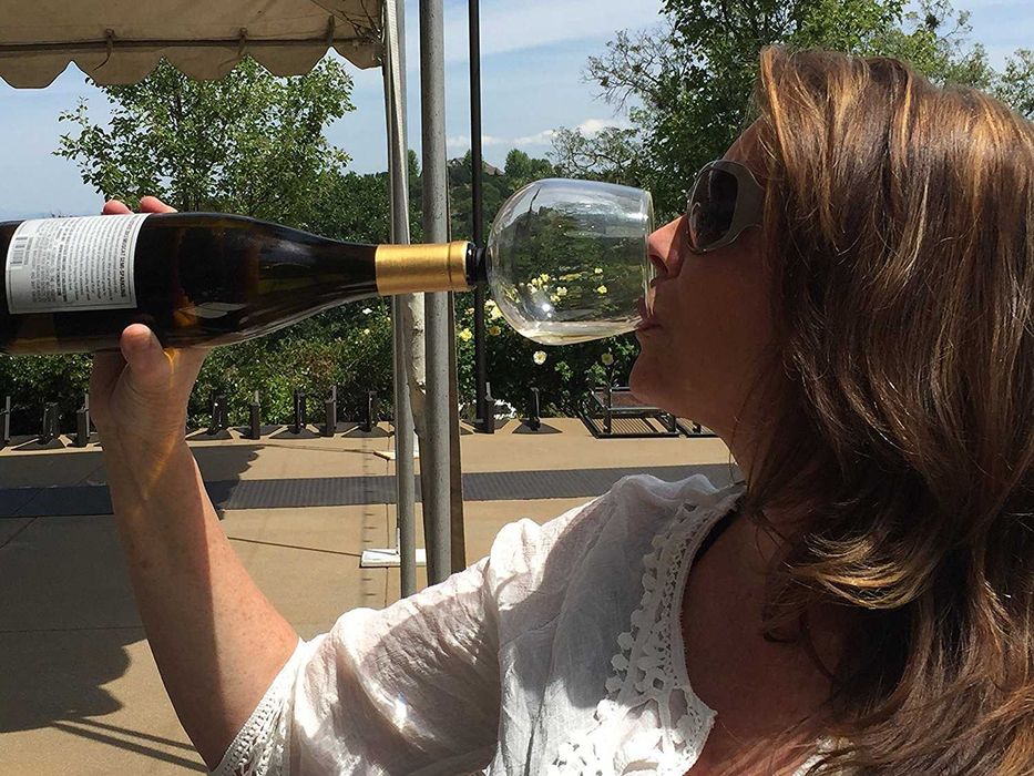 Стъклена чаша за пиене директно от бутилката с вино