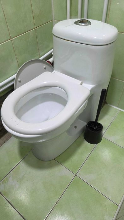 Продам Унитаз литой