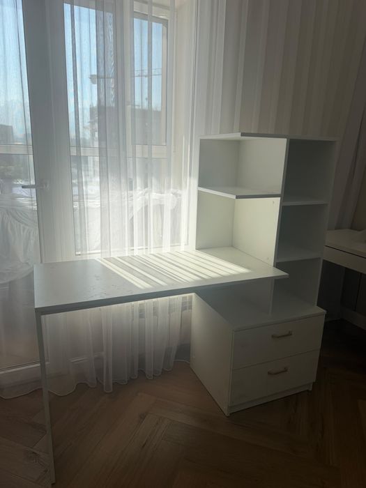 Продаю 2 Детских стола (белые)