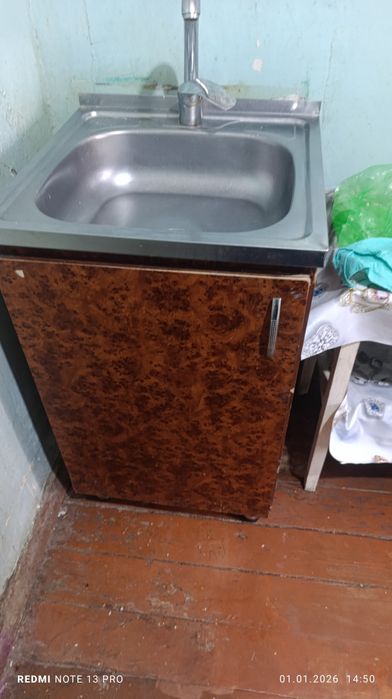 Срочно продаю прихожка,писминни стол, ракавина,и диван идеалний состая