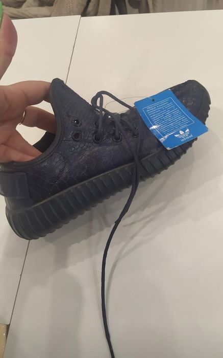 Новые кроссовки.