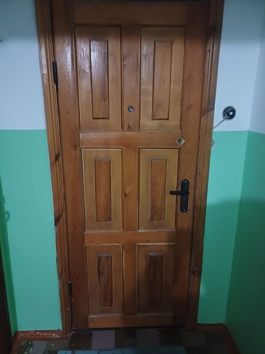 Входная металлическая дверь обшита и утеплена.