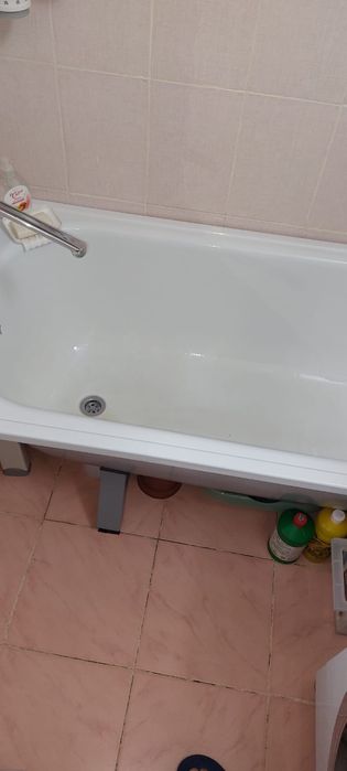 Продаю металлическую ванну.