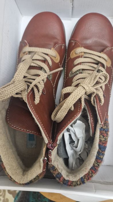 Продаю женские ботинки