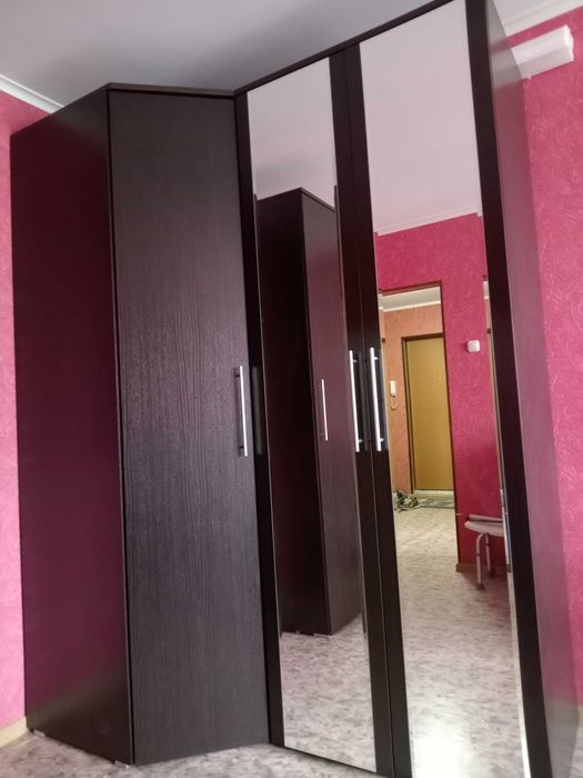 Угловой и плательный шкафы