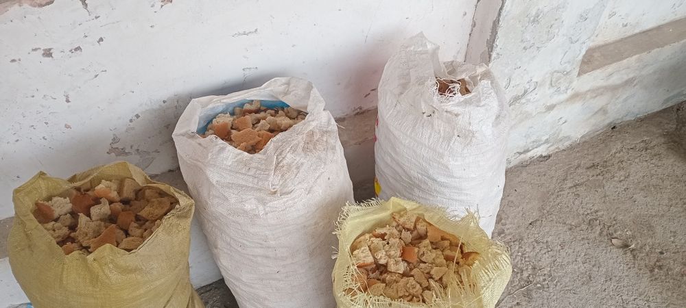 .Котган нон сотилади.Продаётся сушёный хлеб.