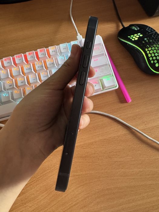 Продам айфон 16е в отличном состоянии