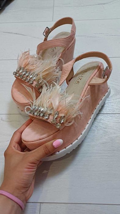 Нови обувки на платформа