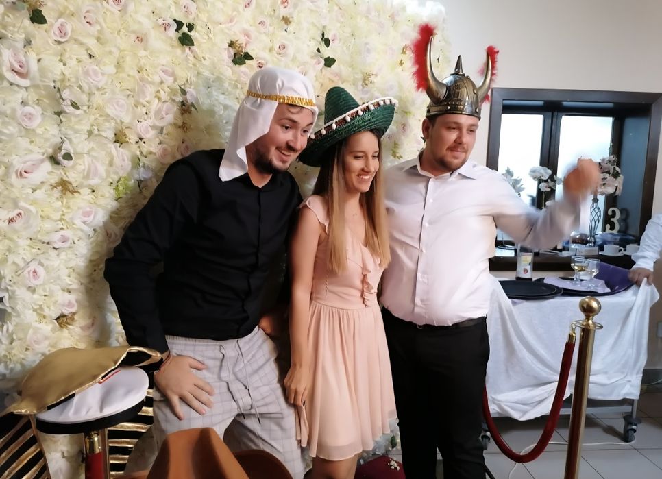 Cabina foto eleganta + stalpisori aurii și covor rosu - poze pe loc - preturi competitive - amintiri pe viata - oglinda poze - Photo Boot