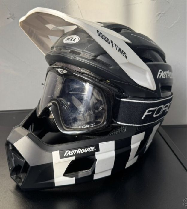 Мото и вело каска BELL