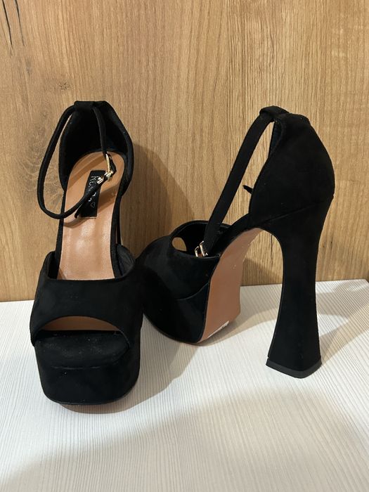 Чёрные туфли на каблуке