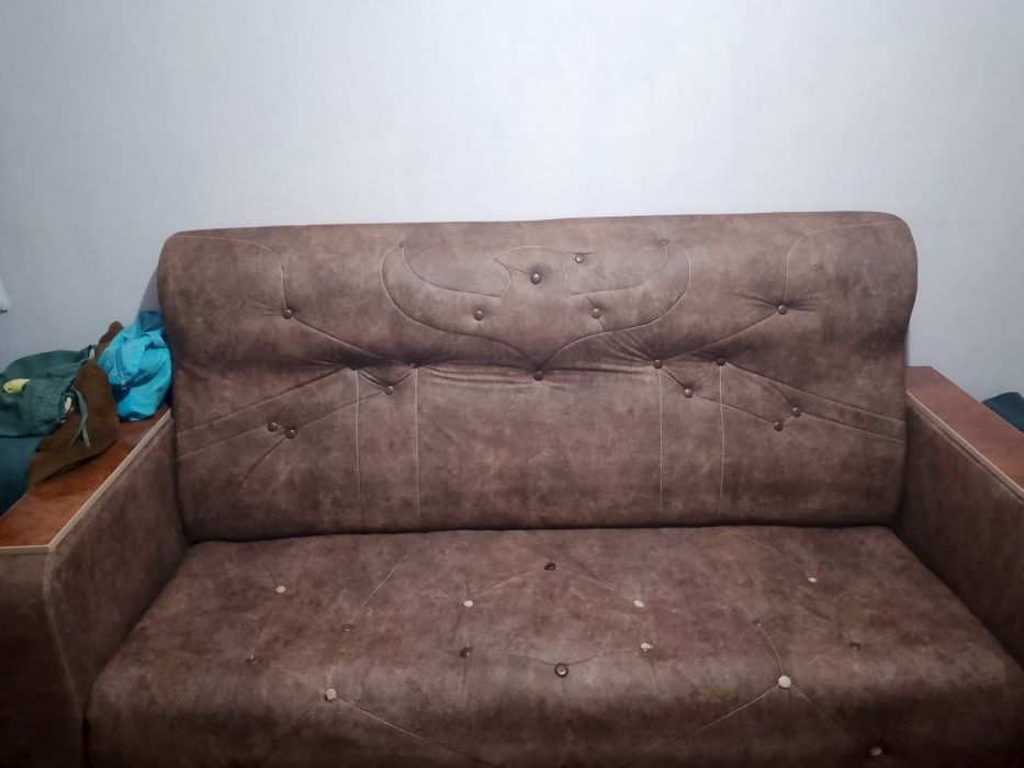 Продаю мебель один диван к нему два пуфика одна кровать и два кресла