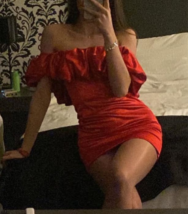 Червена сатенена рокля