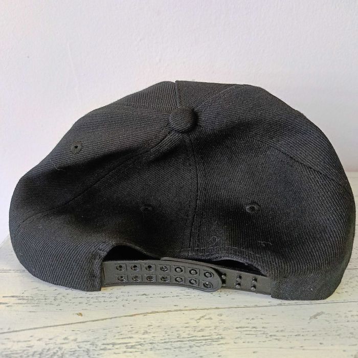 Черна шапка с козирка (Snapback) – Ефектен скелет / Lightning Skeleton