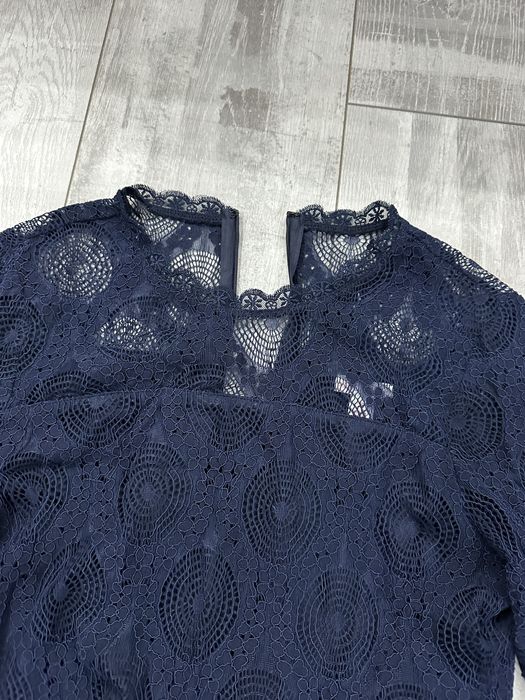 Тъмно синя дантелена рокля с красиви ръкави
