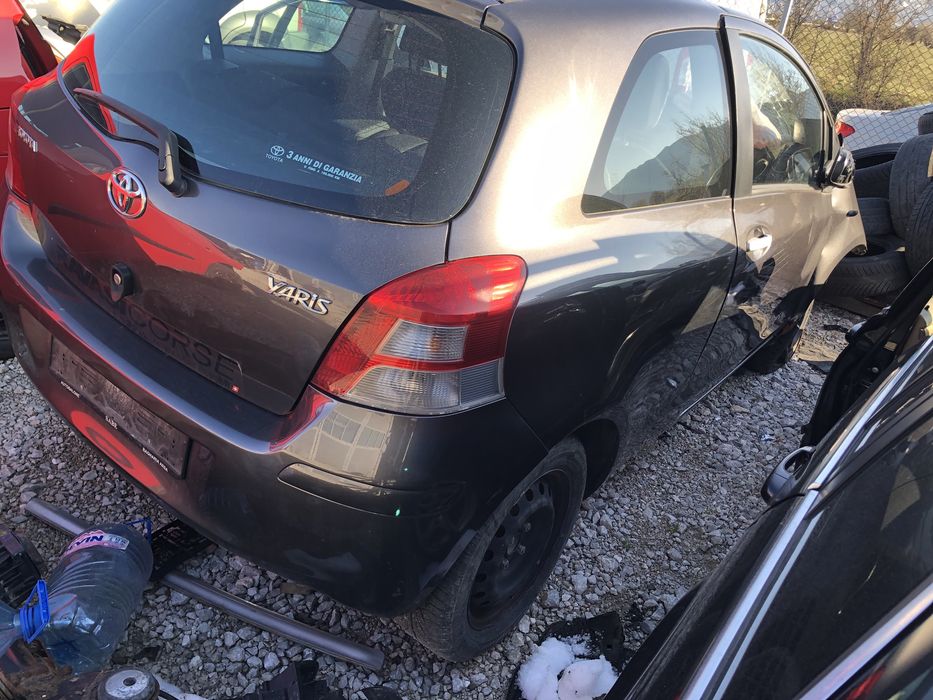 Toyota Yaris бензин 2011 г