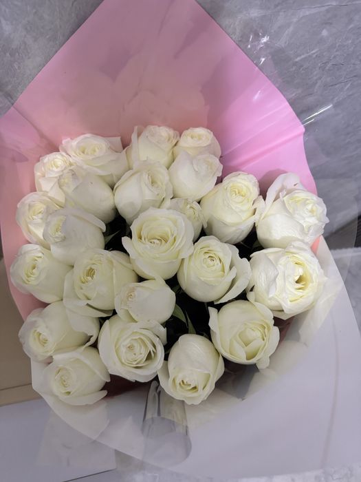 Розы белые, голландские