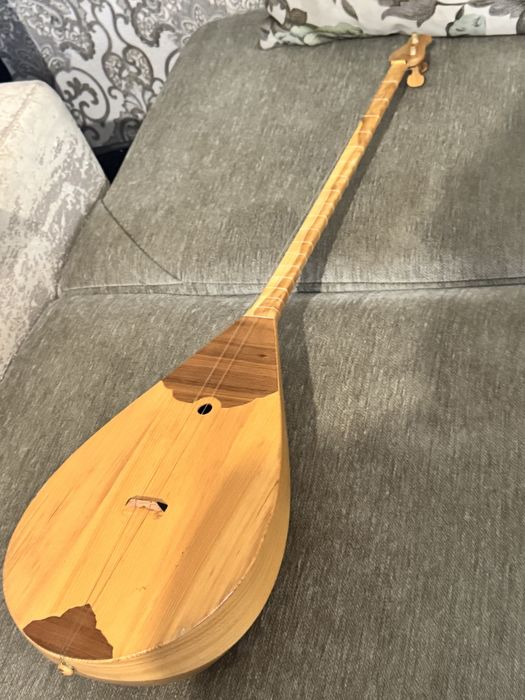 Домбра из дерева