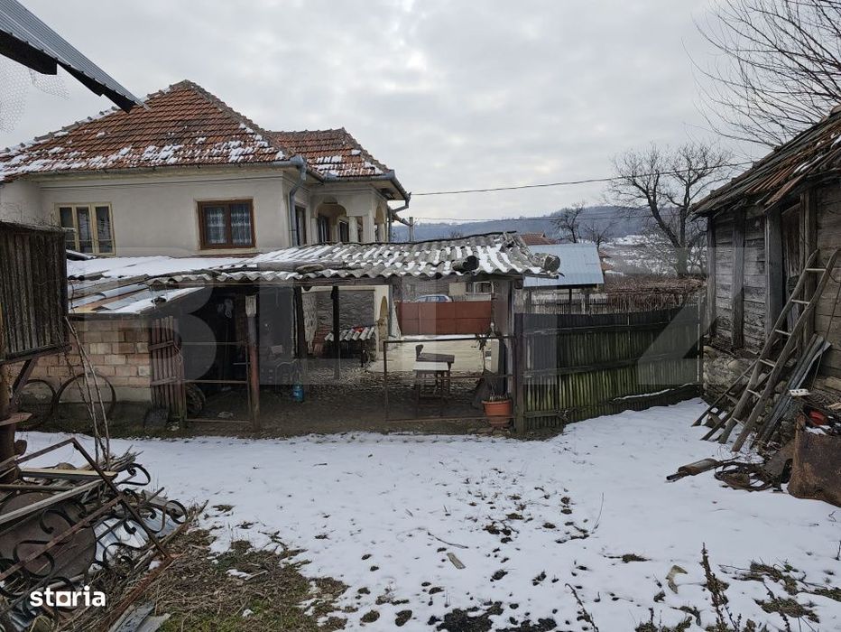 Casa plan parter plus etaj, cu 3 camere, 158 mp si 6300 mp teren, zona