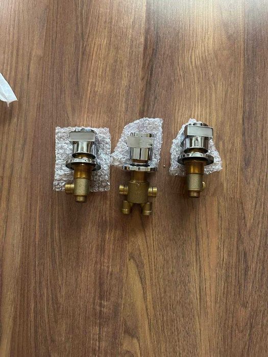 Продаю краны для ванной