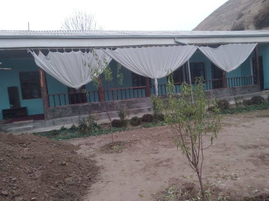 Xovli uy hsaxarda xama sharoyitlari bor yangi remontan chiqan