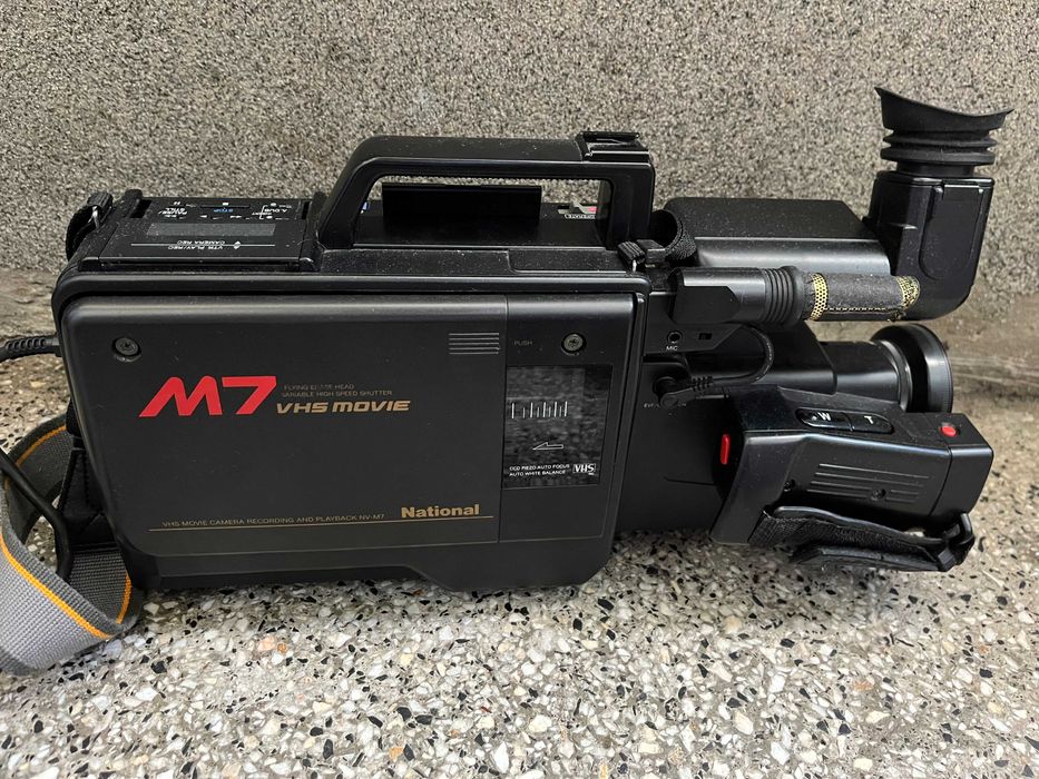 VHS видеокамера National M7