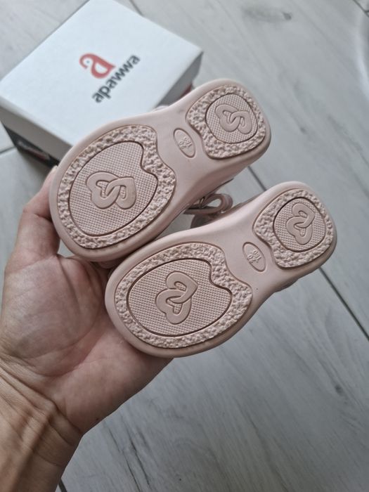 Бебешки лачени сандалки