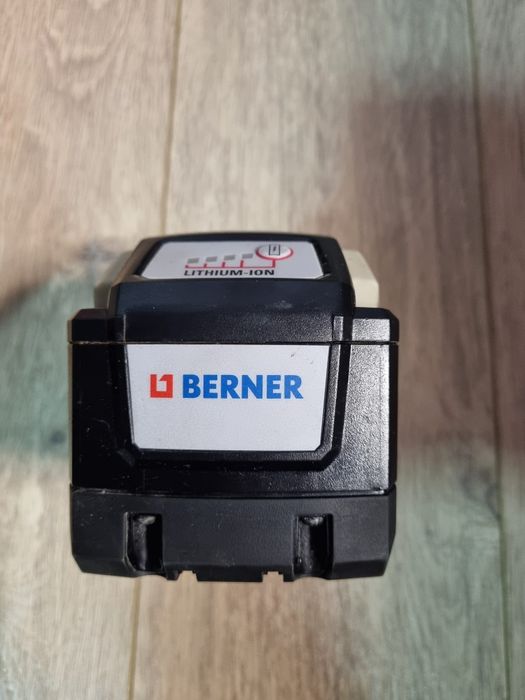 Vând acumulatori millwaukee