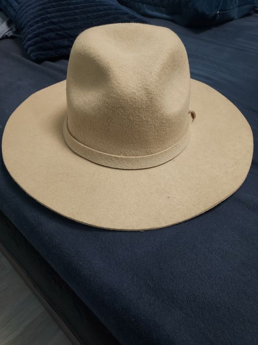 Palarie neagra si beige