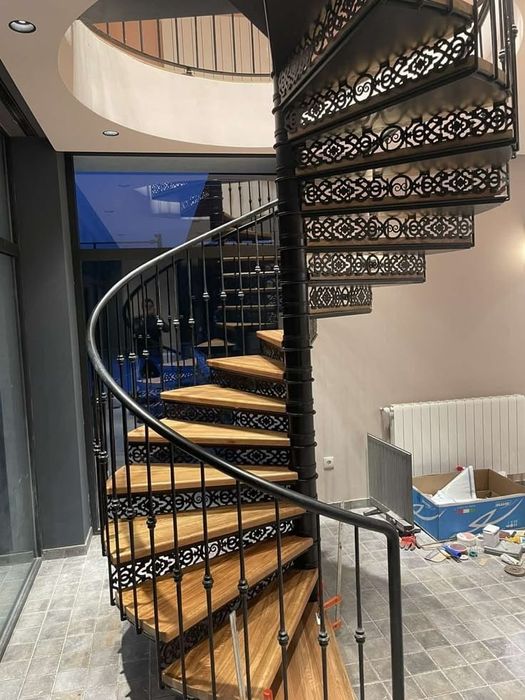 Scară interioară în spirală – eleganță, rezistență și economie de spaț