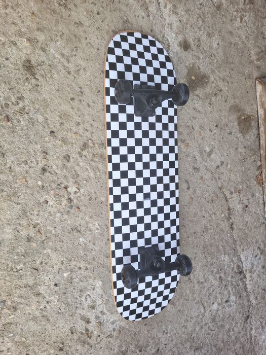 Vând skateboard aproape nou