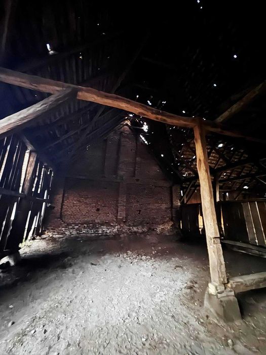 Șura mare veche de 80 de ani