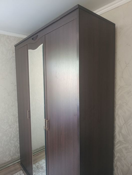 Продам трехстворчатый шифоньер