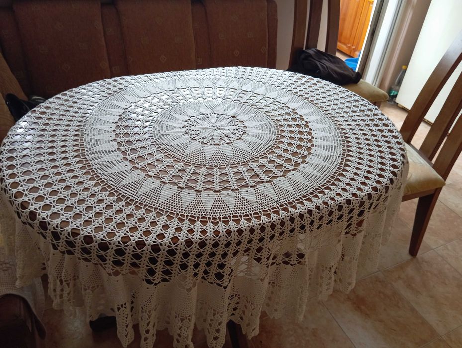 Ръчно изработени покривки на една к ука,два броя,бяла и екрю!