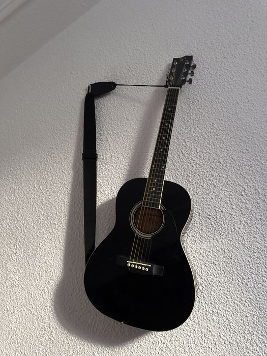 vand chitara de lemn urgent